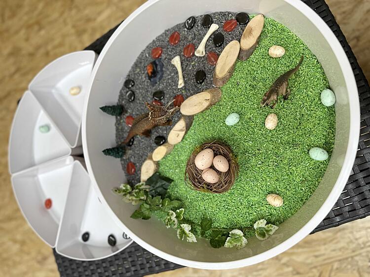 sensory play dinosauři - druhohorní svět