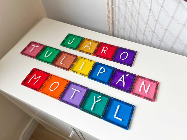jarní hrátky s magnetickými stavebnicemi - skládání písmenek