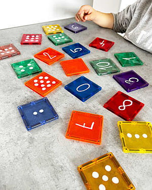 srovnání magnetických stavebnic Connetix Tiles a Learn and Grow Toys - dílky Connetix