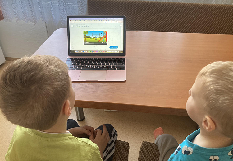 Online anglický kurz pro děti 3 až 6 let wattsenglish - naše děti při výuce